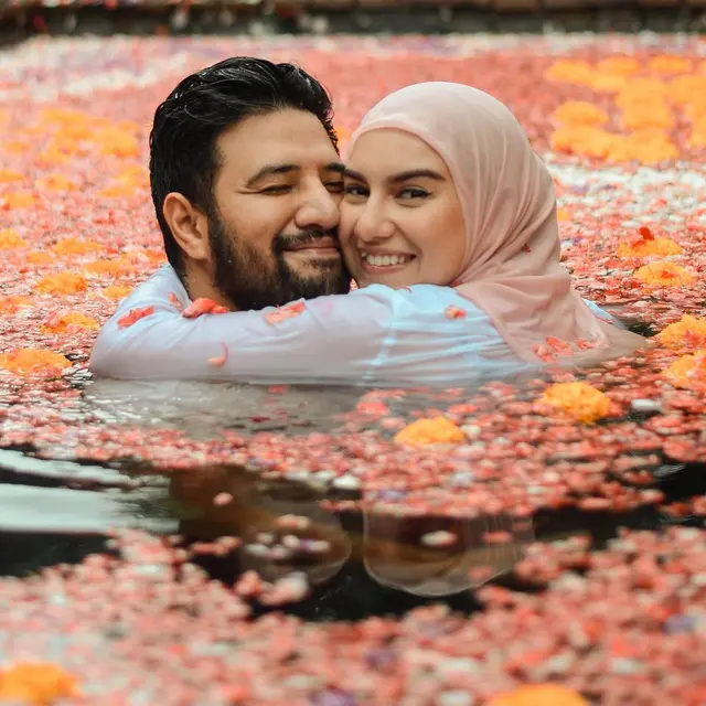 6 Potret Ammar Zoni dan Irish Bella Berenang di Kolam Bunga, Selalu Romantis