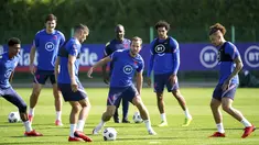 Penyerang Inggris, Harry Kane (tengah) dan timnya mengikuti sesi latihan di Hotspur Way Training Ground, London, Selasa (7/9/2021). Inggris akan bertandang ke markas Polandia dalam matchday ke-6 kualifikasi Piala Dunia 2022 zona Eropa Grup I pada 9 September mendatang. (Nick Potts/PA via AP)
