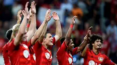 Para pemain Leverkusen merayakan selebrasi usai bertanding melawan Lazio pada leg kedua Liga Champions di Leverkusen, Jerman, (26/8/2015). Leverkusen menang atas Lazio dengan skor 3-0. (AFP PHOTO/Patrik STOLLARZ)