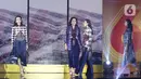 Model berjalan di atas catwalk mengenakan busana karya Putroh Ramadhan saat peragaan busana dalam gelaran Festival 6 2023 di Senayan Park, Jakarta, Sabtu (8/7/2023). (Liputan6.com/Angga Yuniar)