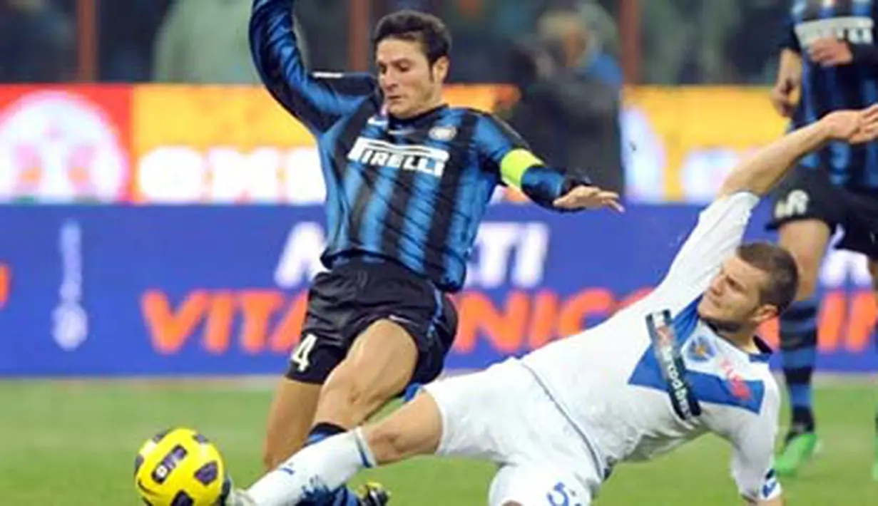 Kapten Inter Milan Javier Zanetti (kiri) berjibaku saat berhadapan dengan Brescia pada partai lanjutan Serie A pada 6 November 2010 di Stadio Giuseppe Meazza, Milan. AFP PHOTO/GIUSEPPE CACACE