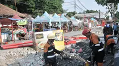Pekerja menyelesaikan proyek trotoar Jalan Kramat Raya, Jakarta, Senin (16/9/2019). Para pedagang Nasi Kapau dan makanan ringan khas Sumatera Barat di kawasan Kramat Raya tetap bertahan untuk berjualan meski kios mereka tergusur akibat proyek pelebaran trotoar. (merdeka.com/Iqbal S. Nugroho)