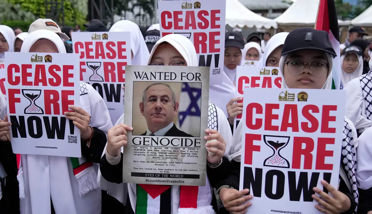 Berbagai komunitas internasional dari 50 negara lebih secara serentak menggelar Hari Aksi Global untuk Gaza dengan melakukan demonstrasi di jalan-jalan di seluruh dunia. (AP Photo/Dita Alangkara)