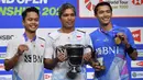 Tunggal putra Indonesia, Jonatan Christie memenangi All Indonesian final pada laga puncak kejuaraan bulu tangkis All England 2024 setelah mengalahkan Anthony Sinisuka Ginting dengan dua gim langsung (21-15, 21-14) di Utilita Arena, Birmingham, Inggris (17/3/2024) malam WIB. Atas hasil ini Jojo menjadi pemain tunggal putra Indonesia ke-6 yang sukses meraih gelar juara All England sepanjang sejarah setelah Tan Joe Hok, Rudy Hartono, Liem Swie King, Ardy B. Wiranata dan Hariyanto Arbi. (AP Photo/Rui Vieira)