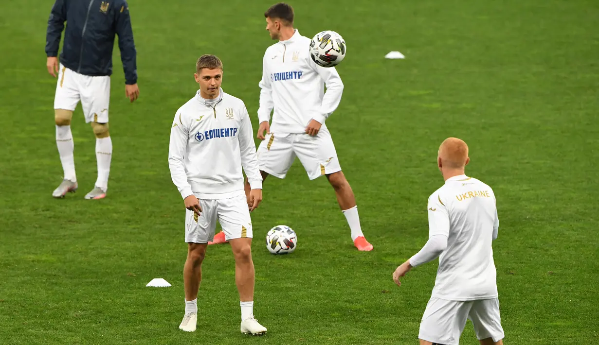 Para pemain Ukraina mengikuti sesi latihan di stadion Olympiyskiy di Kiev (12/10/2020). Ukraina akan bertanding melawan Spanyol dalam lanjutan UEFA Nations League Divisi A Grup 4 (A4) di Stadion NSK Olimpiyskiy. (AFP/Sergei Supinsky)