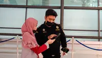 Petugas Bea Cuka  tengah memandu penumpang menggunakan electronic customs declaration (e-CD). (Istimewa)