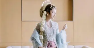 Penampilan Sabrina sebagai pengantin wanita pun maksimal mengenakan kebaya panjang model kutubaru rancangan desainer Indonesia, Didiet Maulana untuk Svarna by Ikat Indonesia.  (Instagram/iluminen).