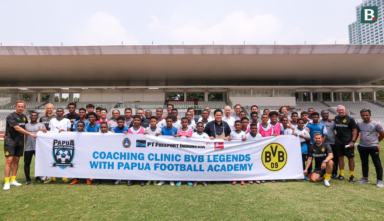 Ketua Umum PSSI, Erick Thohir, tiga Legenda Borussia Dortmund, dan siswa Papua Football Academy berfoto bersama setelah coaching clinic di Stadion Madya, Senayan, Jakarta, Jumat (08/09/2023). (Bola.com/Bagaskara Lazuardi)