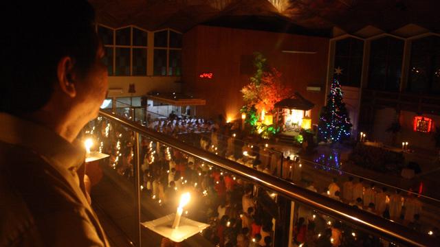 Suasana syahdu Natal begitu terasa kala ribuan Jemaat Gereja menyalakan lilin pada Misa Natal 2017. (Foto: Liputan6.com/Muhamad Ridlo)
