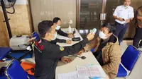 Pemeriksaan kesehatan ke penumpang oleh PT KAI (Persero) dilakukan sebagai upaya pencegahan penyebaran virus corona/kai.id