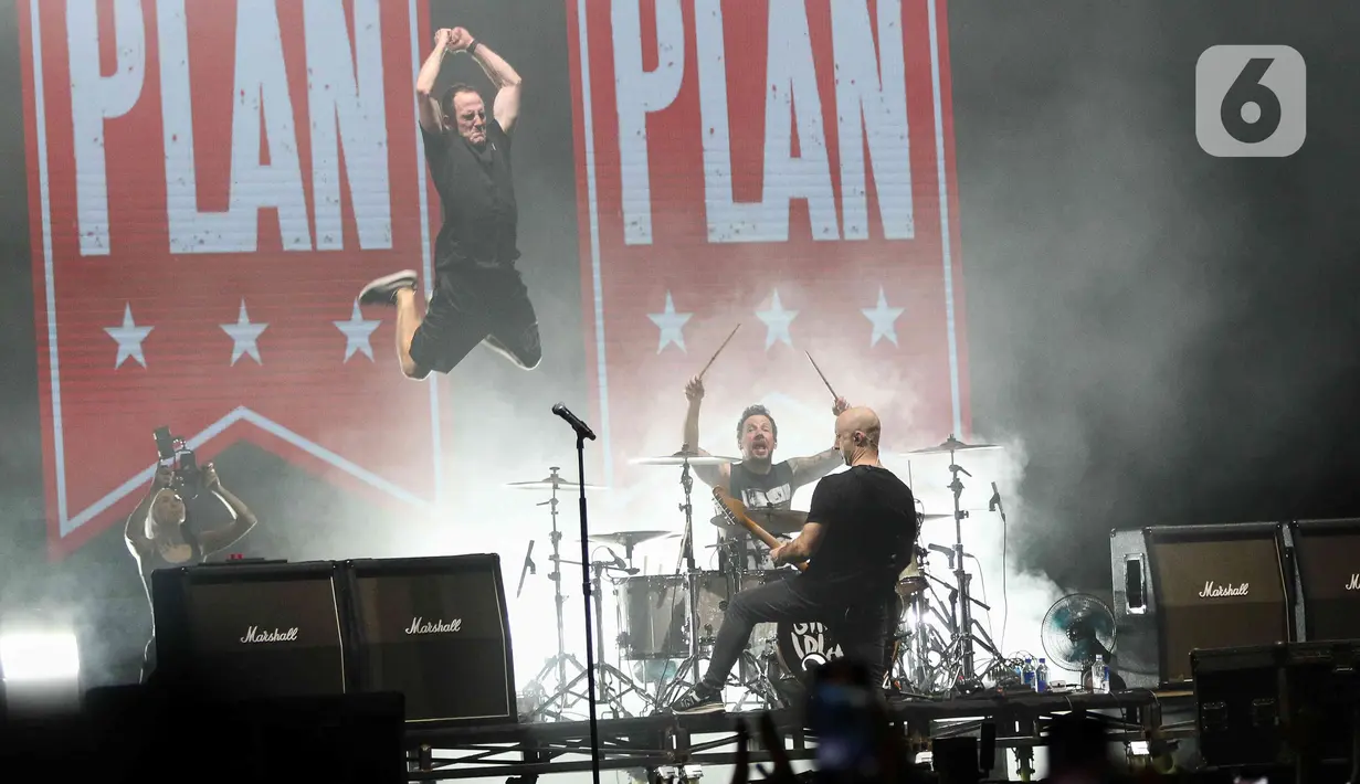 Kelompok musik pop-punk asal Kanada, Simple Plan beraksi di atas panggung Everblast Festival 2023 di Gambir Expo, Kemayoran, Jakarta Pusat, Sabtu (4/3/2023). Sejumlah lagu-lagu hits era 2000-an dibawakan sang vokalis Pierre Bouvier. (Liputan6.com/Herman Zakharia)
