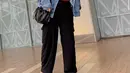 Inspirasi pakaian casual yang simple namun trendi, bisa sontek gaya Nissa Sabyan berikut ini. Padukan oversized jacket dengan t-shirt dan cargo pants. Untuk hijab, kamu bisa pilih pashmina dengan warna lebih soft. (Instagram/nissa_sabyan).