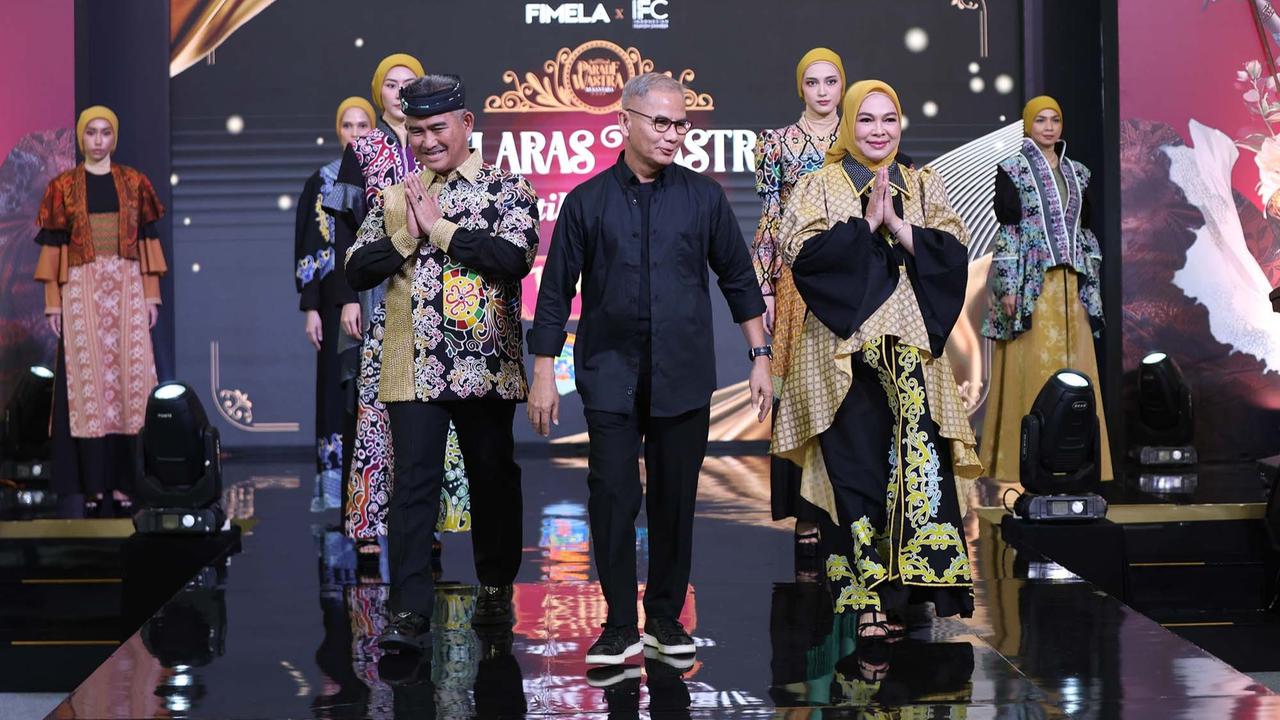 Wali Kota Tarakan dan Istri saat Parade Wastra Nusantara 2025