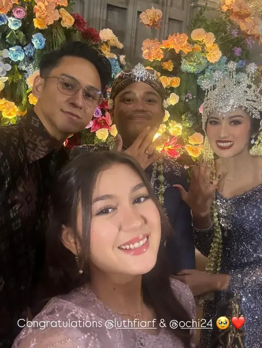 5. Zoe Abbas Jackson tampil anggun dalam dress brokat berwarna pink pastel. Model dan bahan dress yang mewah memberikan kesan elegan yang menawan. [@zoeabbasjackson].