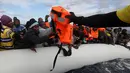 Penjaga pantai Spanyol memberikan plampung kepada para imigran Afrika di tengah Laut Mediterania, sekitar 36 mil laut dari lepas pantai Libya (2/2). (Reuters/Yannis Behrakis)