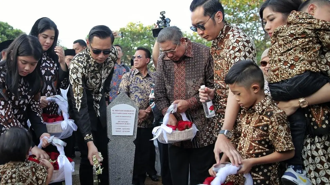 Momen SBY dan Keluarga Ziarah Makam Di Hari Ulang Tahun Ani Yudhoyono