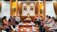 Momen Kapolri Temui Negosiator Pembebasan Pilot Susi Air Kapten Philip Mark Mehrtens