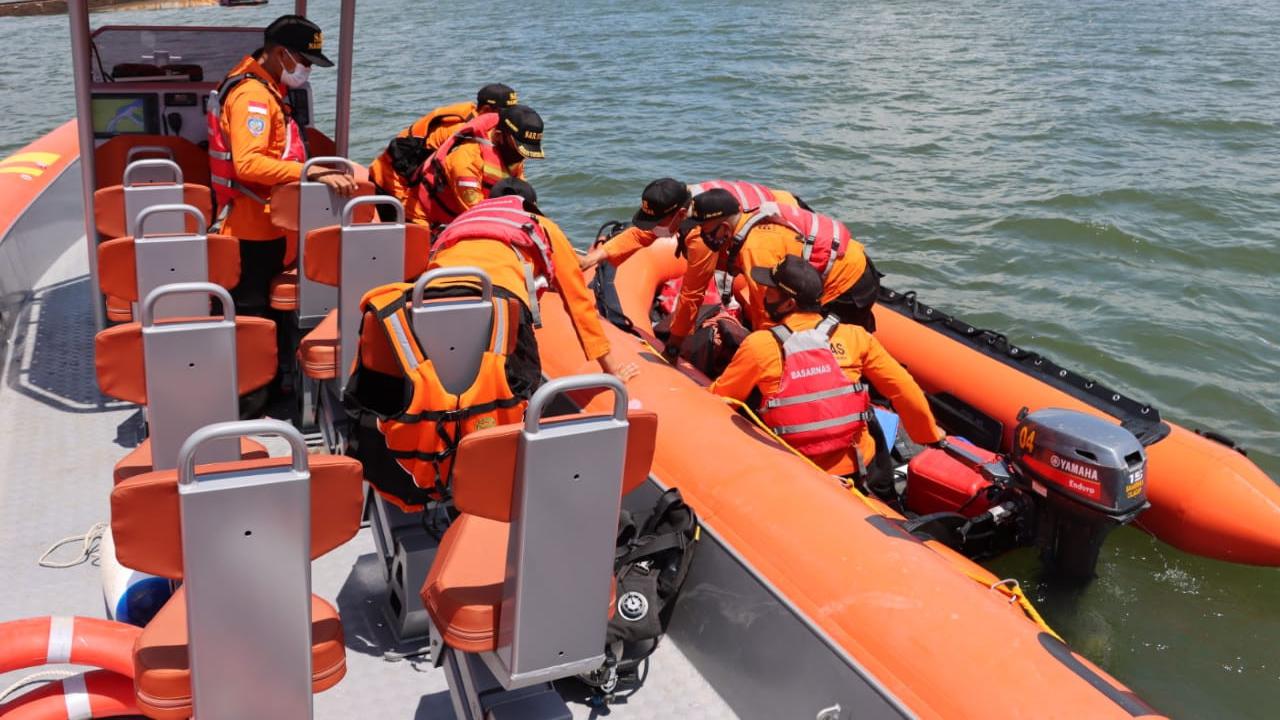 Tim gabungan melakukan penyelaman di lokasi tenggelamnya Kapal Pengayoman IV milik Kementerian Hukum dan HAM yang terbalik di Perairan Nusakambangan, Cilacap. (Foto: Liputan6.com/Basarnas)