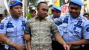 Petugas menggiring Dedi Romadi (tengah), petugas LP Banceuy, Bandung, yang terlibat peredaran narkoba di penjara, usai mengikuti upacara pemecatan di Lapangan Kantor Kemenkumham, Jakarta, Senin (1/6/2015). (Liputan6.com/Johan Tallo)