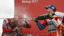 Pebalap Ducati, Andrea Dovizioso, melakukan selebrasi usai mejuarai balapan MotoGP Jepang di Sirkuit Motegi, Minggu (15/10/2017). Andrea Dovizoso menyelesaikan balapan dengan catatan waktu 47 menit 14,236 detik. (AP/Shizuo Kambayashi)