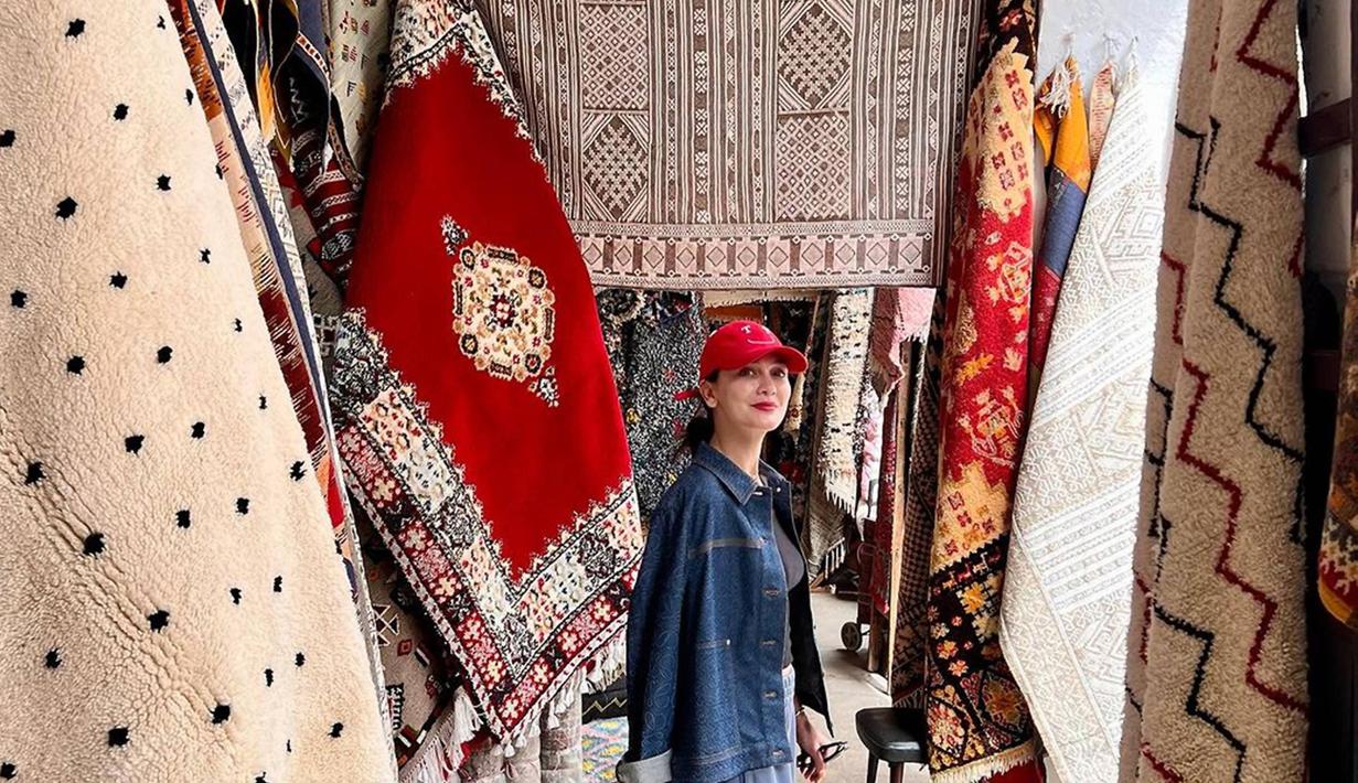 Aktris dan presenter Luna Maya, sosoknya belakangan ini tengah di sorot. Pasalnya, dirinya tengah melakukan promosi film terbarunya berjudul Suzzanna. Di tengah kesibukannya tersebut, ia pun tidak lupa untuk menikmati momen kebahagiaannya sendiri saat berulang tahun ke 40. (Liputan6.com/IG/@lunamaya)