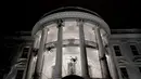 Laba-laba raksasa beserta jaringnya terlihat memenuhi pelataran Gedung Putih, Washington DC, AS, Sabtu (28/10). Laba-laba raksasa tersebut merupakan boneka yang sengaja dipasang dalam rangka menyambut Halloween. (Brendan Smialowski / AFP)