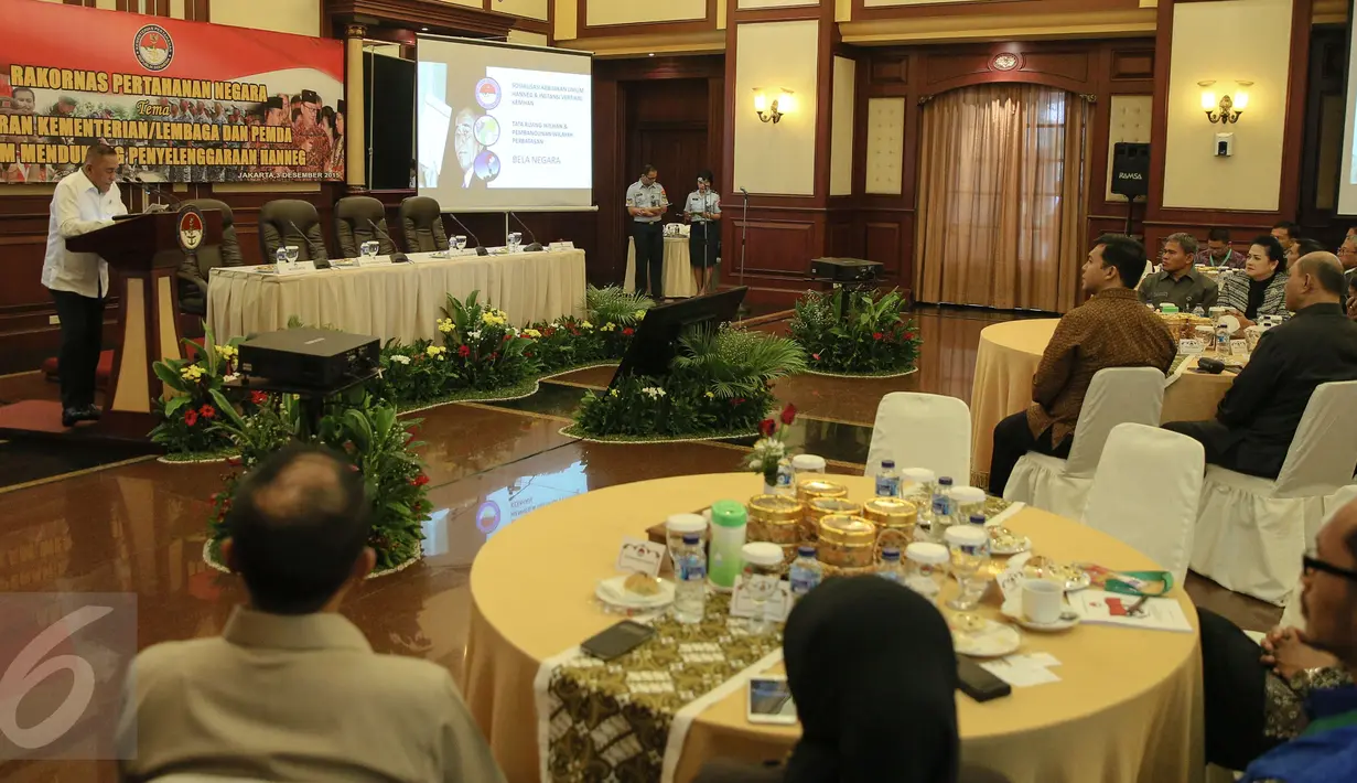 Menteri Pertahanan Ryamizard Ryacudu memberikan sambutan dalam Rakornas Pertahanan Negara di Jakarta, Kamis (3/12). Rakornas tersebut bertema Peran Kementerian/Lembaga dan Pemda dalam mendukung Penyelenggaraan Hanneg. (Liputan6.com/Faizal Fanani)