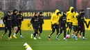 Pemain Borussia Dortmund Mario Goetze (tengah) berlatih bersama rekan setimnya jelang menghadapi Paris Saint-Germain (PSG) pada leg pertama babak 16 Besar Liga Champions di Dortmund, Jerman, Senin (17/2/2020). Dortmund akan menjamu PSG pada Rabu (19/2/2020) dini hari WIB. (AP Photo/Martin Meissner)