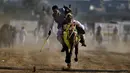 Seorang penunggang membidik pasak kayu selama kompetisi pemasangan tenda di pinggiran Islamabad, Pakistan, Minggu (21/11/2021). Kompetisi ini diselenggarakan oleh klub lokal. (AP Photo/Anjum Naveed)