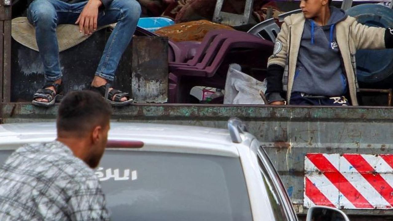 Mereka mulai mengemasi barang-barang mereka dan bergerak ke tempat aman, meskipun mereka tidak yakin akan keamanan zona evakuasi yang telah ditetapkan oleh Israel. Foto: REUTERS / Hatem Khaled<br>