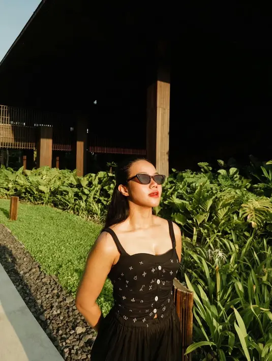 Yura Yunita buktikan bahwa wastra bukan hanya sekadar busana panggung atau formal semata. Melainkan bisa dipakai untuk liburan [@yurayunita]