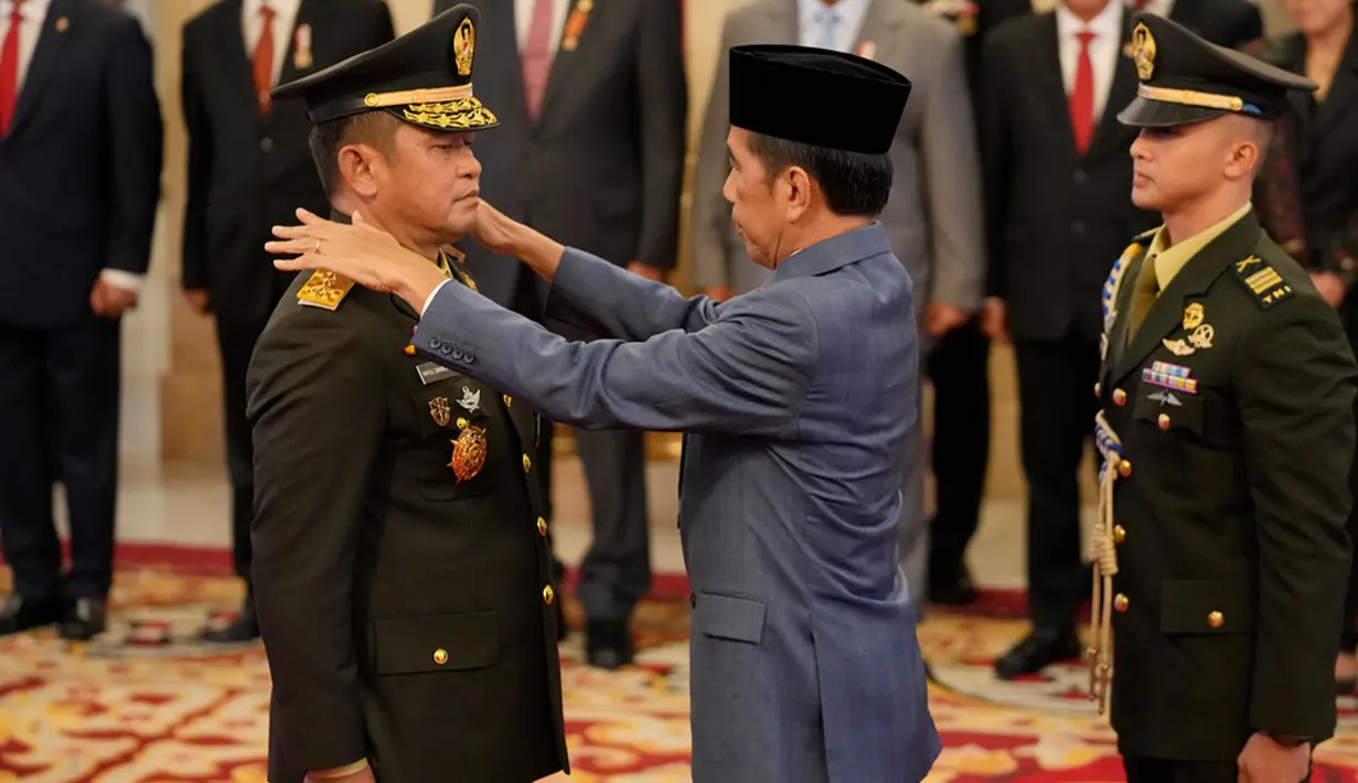 Presiden Jokowi melantik Jenderal Maruli Simanjuntak menjadi KSAD menggantikan Jenderal Agus Subiyanto yang dilantik Jokowi menjadi Panglima TNI. (AP Photo/Achmad Ibrahim)