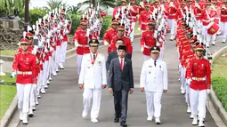 Presiden Joko Widodo (tengah), Gubernur DIY Sri Sultan Hamengku Buwono X (kiri) dan Wakil Gubernur DIY, KGPAA Paku Alam IX (kanan) kirab menuju Istana Negara, Jakarta, Selasa (10/10). (Liputan6.com/Angga Yuniar)