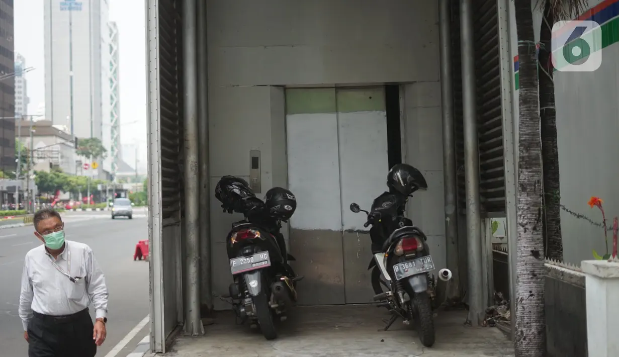 Kondisi lift orang berkebutuhan khusus yang terbengkalai di JPO Sarinah, Jakarta, Selasa (10/11/2020). Meskipun sangat berguna, namun lift yang telah lama rusak tersebut tidak kunjung diperbaiki sehingga memersulit akses bagi warga berkebutuhan khusus. (Liputan6.com/Immanuel Antonius)