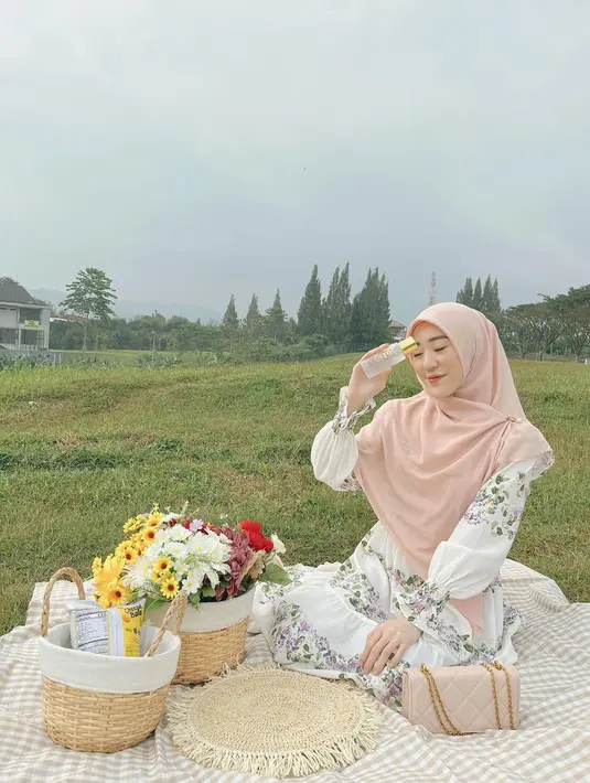 Gayanya berkesan simpel tapi elegan, dengan padanan warna yang kebanyakan bernuansa earthy. (Instagram @larissachou)