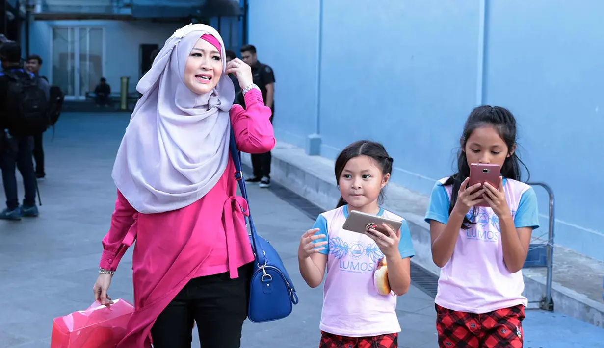 "Haha, nggak ada apa-apa sih sebenarnya. Alhamdulillah baik-baik saja. Kondisinya baik, justry kita malah lagi mau rencanain liburan nih, mau jalan-jalan bareng keluarga," ucap Okie Agustina. (Deki Prayoga/Bintang.com)