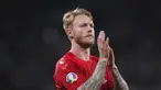 Bek Denmark, Simon Kjaer memberikan tepuk tangan kepada pendukungnya  usai pertandingan melawan Inggris pada semifinal Euro 2020 di stadion Wembley di London, Kamis (8/7/2021). Inggris menang atas Denmark dengan skor 2-1. (Laurence Griffiths/Pool Photo via AP)