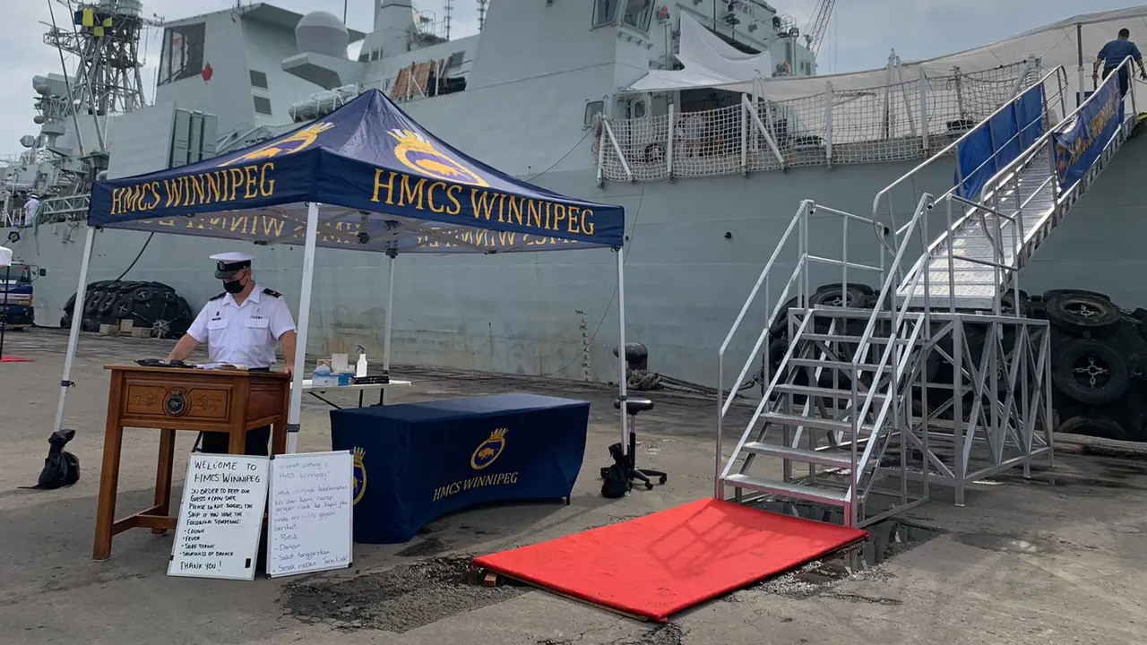 Kapal Kanada Her Majesty's Canadian Ship (HMCS) Winnipeg di Jakarta