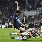 Pemain Inter Alessandro Bastoni, kiri, dan pemain Juventus Paulo Dybala berebut bola pada pertandingan sepak bola Serie A antara Juventus dan Inter Milan, di stadion Allianz di Turin, Italia, Minggu, 3 April 2022. (Fabio Ferrari/LaPresse via AP )