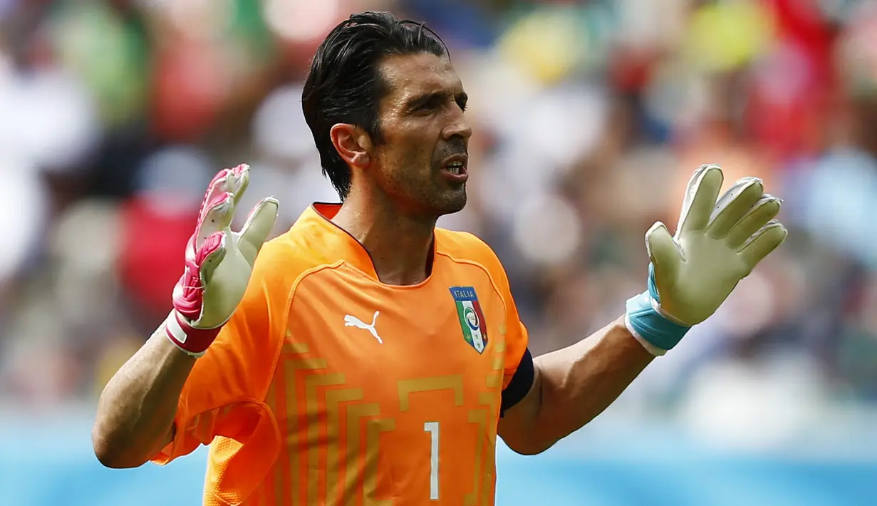 Gianluigi "Gigi" Buffon. Brasil adalah Piala Dunia kelima untuk kiper timnas Italia berusia 36 tahun ini. (REUTERS/Dominic Ebenbichler)