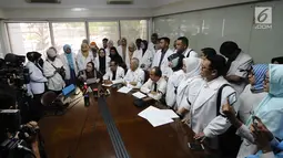 Pengacara Elza Syarief bersama Komunitas Kesehatan Peduli Bangsa memberi keterangan pers terkait meninggalnya petugas KPPS, Panwaslu, dan polisi saat Pemilu 2019, Jakarta, Kamis (9/5/2019). Puluhan dokter spesialis tersebut berasal dari berbagai institusi kesehatan. (Liputan6.com/Herman Zakharia)