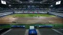 Petugas memasang lapisan rumput baru di Stade Pierre Mauroy, Lille, Prancis, (23/6/2016). Stadion ini akan menjadi tuan rumah babak 16 Besar Piala Eropa 2016 antara Jerman dan Slovakia. (EPA/Laurent Dubrule)
