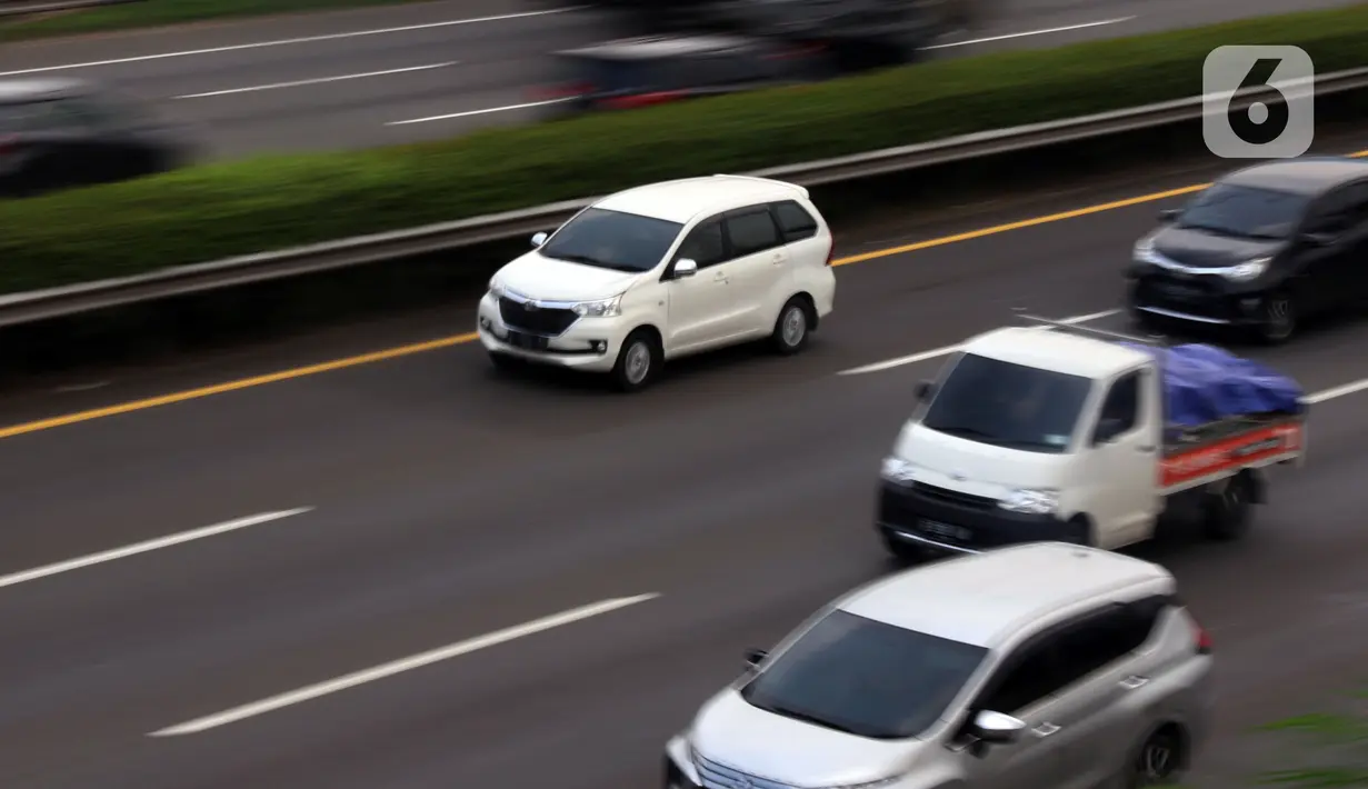 Mobil melintasi jalan Tol Tangerang-Jakarta di Tangerang, Banten, Rabu (30/3/2022). Mulai April 2022, Korlantas Polri akan menerapkan tilang elektronik bagi pengendara yang memacu kecepatan hingga 120 km per jam di jalan tol. (Liputan6.com/Angga Yuniar)