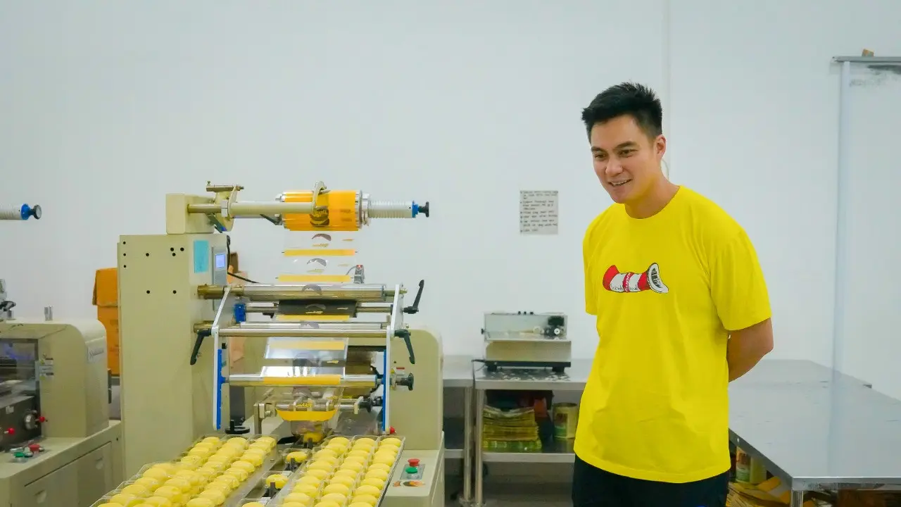 Baim Wong berkolaborasi dengan sejumlah UMKM lokal menghadirkan gerai oleh-oleh yang diberi nama Store Bakpia Wong. (Dok. IST/Baim Wong)
