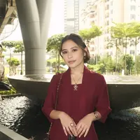 Didampingi sang kekasih, Omara Esteghlal, Prilly tampil serasi dalam balutan outfit bernuansa earthy yang hangat. Keduanya menunjukkan chemistry yang manis, sekaligus menjadi representasi gaya kondangan pasangan muda yang elegan tanpa terkesan berlebihan. [@prillylatuconsina96].