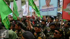 Massa Komunitas Muslim Pembela Kabah (Kompak) saat mengelar aksi di Kementerian Hukum dan HAM, Jakarta, Senin (28/12). Dalam aksinya mereka mendesak pemerintah menyelesaikan konflik Partai Persatuan Pembangunan (PPP). (Liputan6.com/Faizal Fanani)