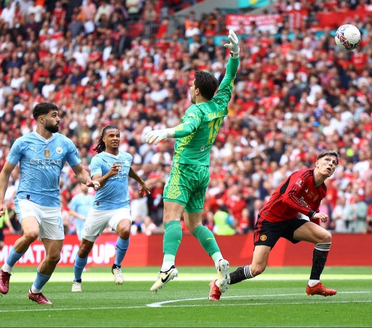 Momen saat Josko Gvardiol dan Stefan Ortega dari Manchester City berusaha menghalau Alejandro Garnacho sebelum akhirnya mencetak gol pertama untuk MU. Foto: REUTERS