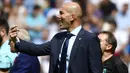 Ekspresi pelatih Real Madrid, Zinedine Zidane saat memberikan arahan kepada anak asuhnya pada lanjutan La Liga di Santiago Bernabeu stadium, Madrid (9/9/2017). Madrid bermain imbang 1-1. (AFP/Pierre-Philippe Marcou)