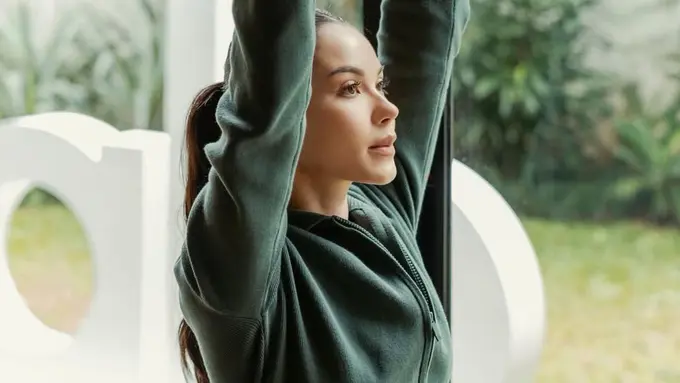 Gaya Bumil Sporty Alyssa Daguise dalam Balutan Sportwear Sambil Pamer Baby Bump