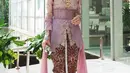 Maudy Ayunda tampil cantik memesona mengenakan kebaya modern bernuansa ungu, dipadu kain batik kemerahan. [Foto: Instagram/maudyayunda]